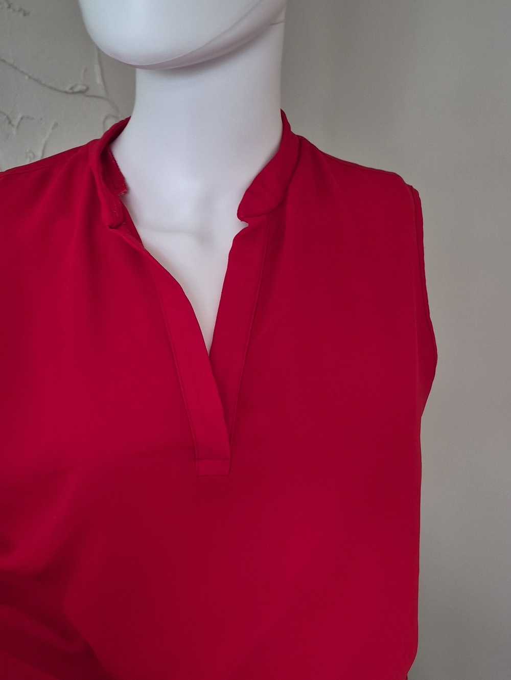 cha cha vente Sleeveless V-Neck Camisole in Bright Red